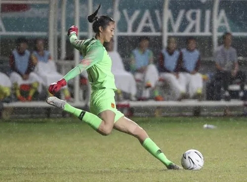 最美女足赵丽娜告别浪姐，身高1米88站在1米55周迅身边如巨人！