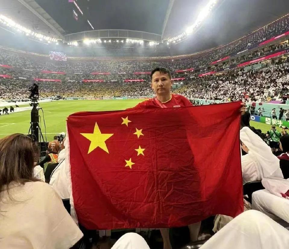 “退钱哥”庆祝国足取胜,退钱哥举中国国旗