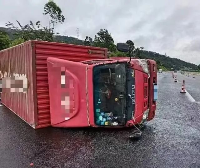 车辆侧翻怎么自救,车辆侧翻方向盘失控原因