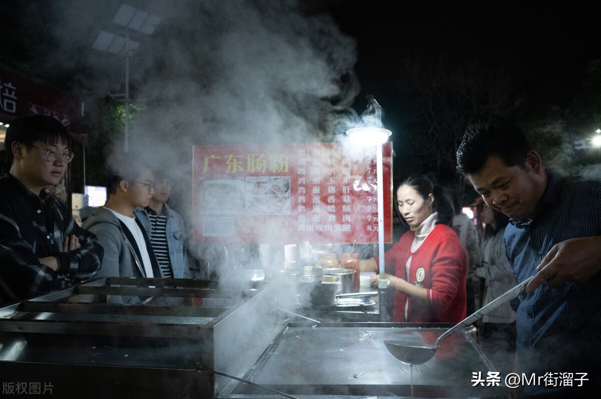 摆摊卖饭团生意真的很火吗,摆地摊卖饭团女生崩溃痛哭