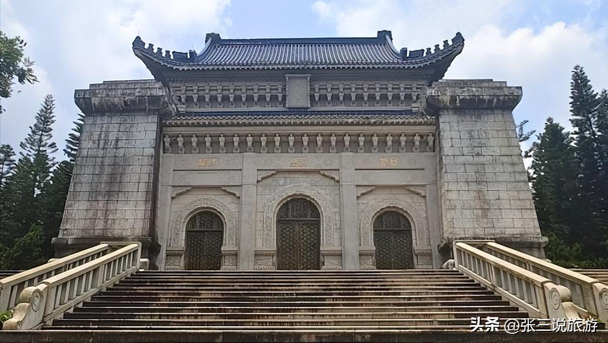 庄重的城市，在广东中南部，以“伟人”命名，被誉为“华侨之乡”