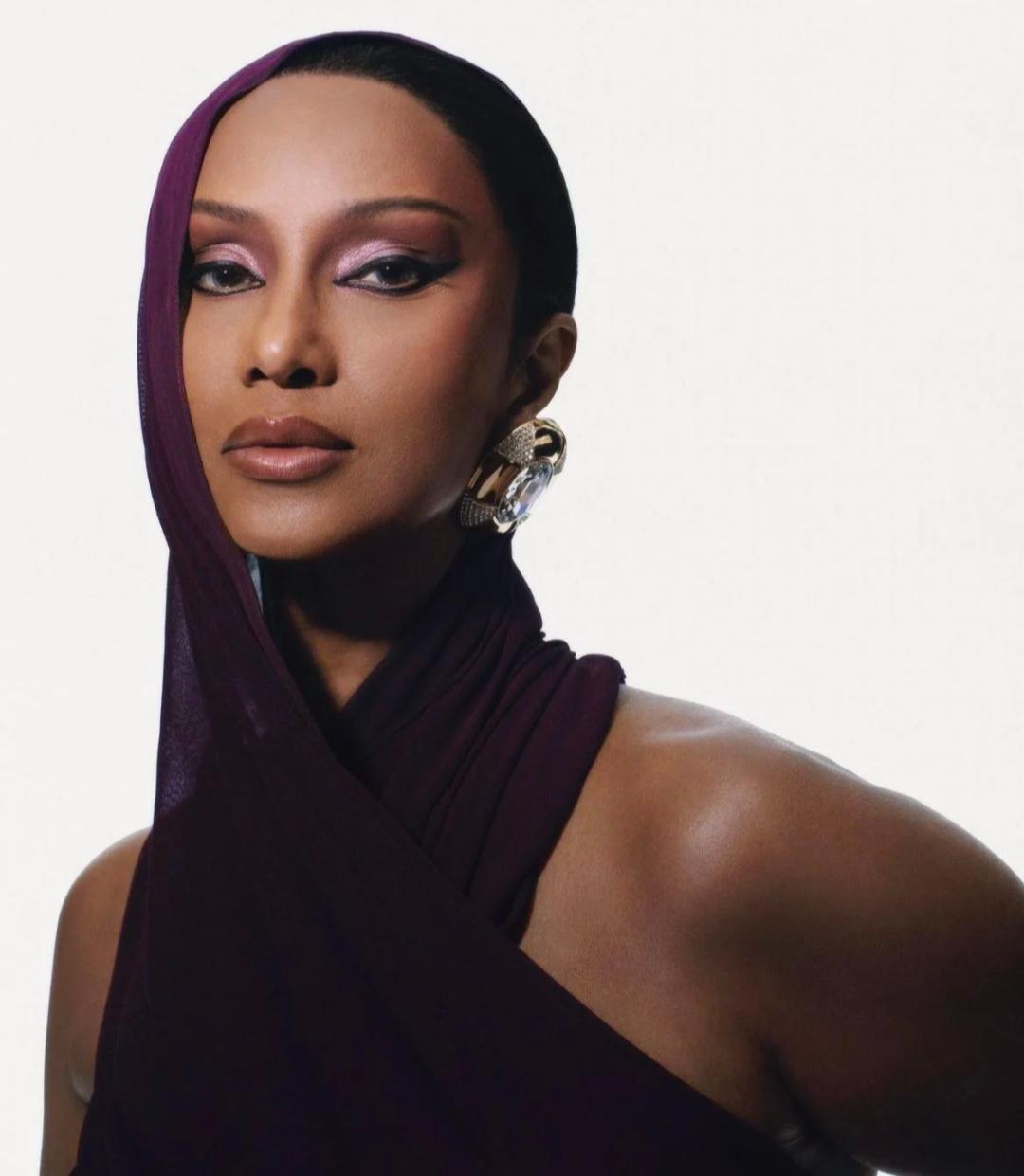 她真的做到了身居茅屋眼观全球，脚踩污泥胸怀天下！