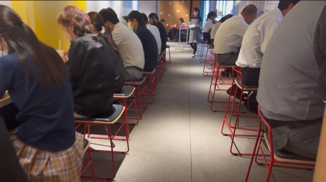 “图书馆最窒息的一幕”冲上热搜，暴露当下年轻人面临的残酷困境