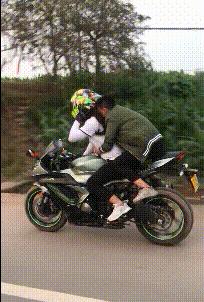 老师上课忘记关投影仪了,女老师上课期间忘记关投影仪