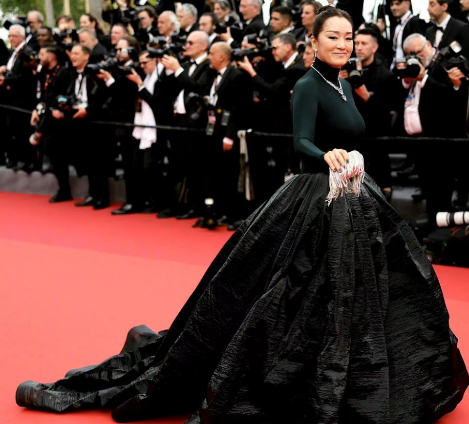 巩俐走红毯享受清场待遇!穿黑礼服像女王登基超牛,被戛纳宠上天