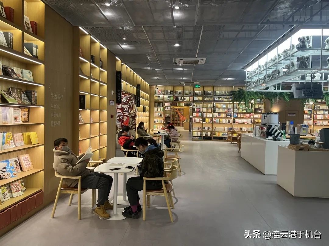 辞旧迎新烟火气照人间举杯敬此年,人间烟火气辞旧迎新时举杯庆团圆