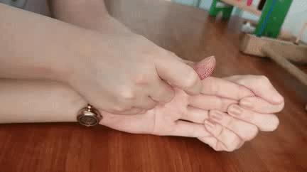 中风偏瘫半身发硬是怎么回事,中风偏瘫以后手老是没力该怎么办