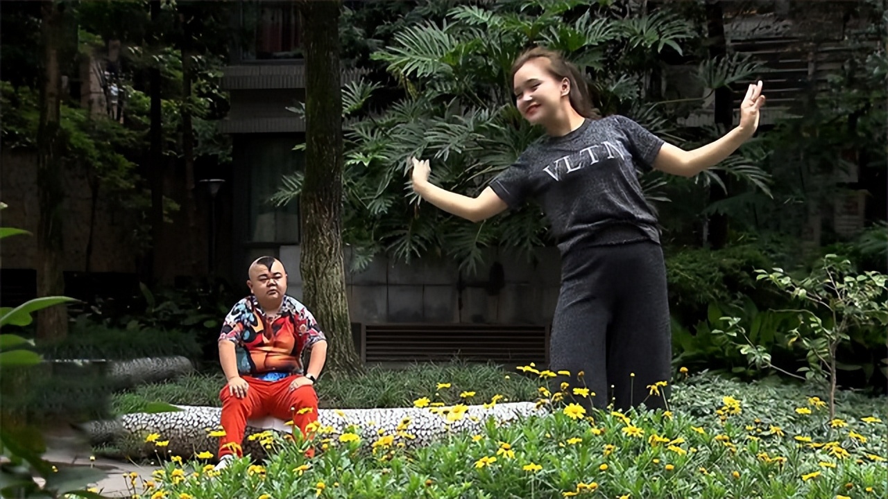 重庆1米2小男人娶1米65女演员，买7套房开豪车，却担心孩子长不高