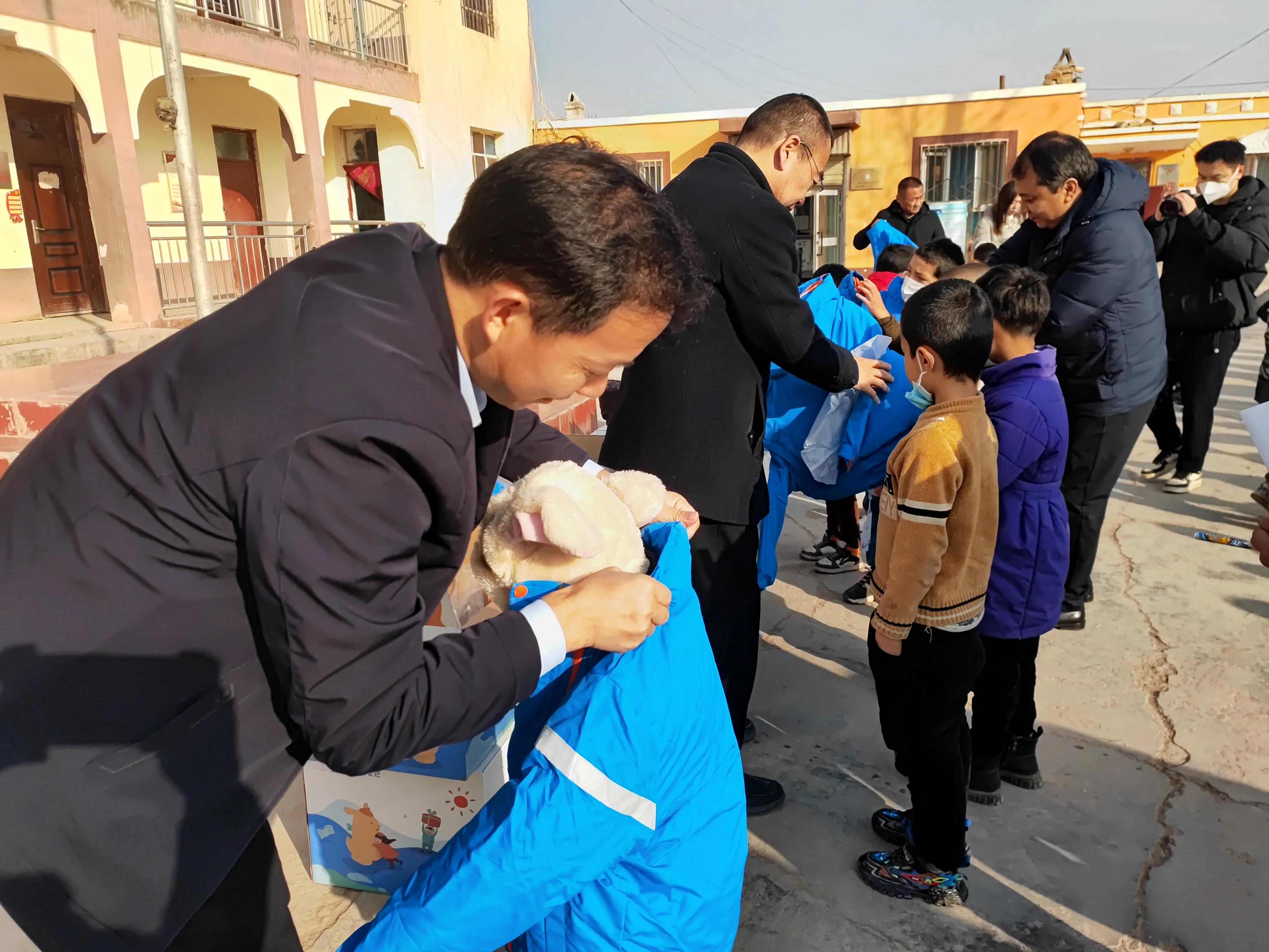 暖心I*疆新**喀什市80名儿童收到爱心企业新年礼物“温暖包”