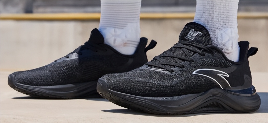 纯黑色跑鞋推荐前十名,入门级纯黑跑鞋推荐