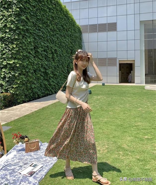 白t恤和百褶裙永远都是完美搭配,百搭t恤百褶裙推荐