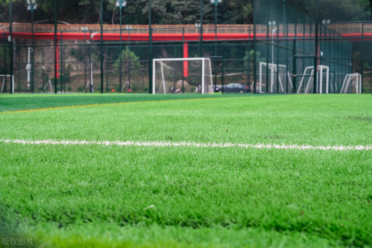 建个塑胶足球场多少钱,建个足球场跑道多少钱