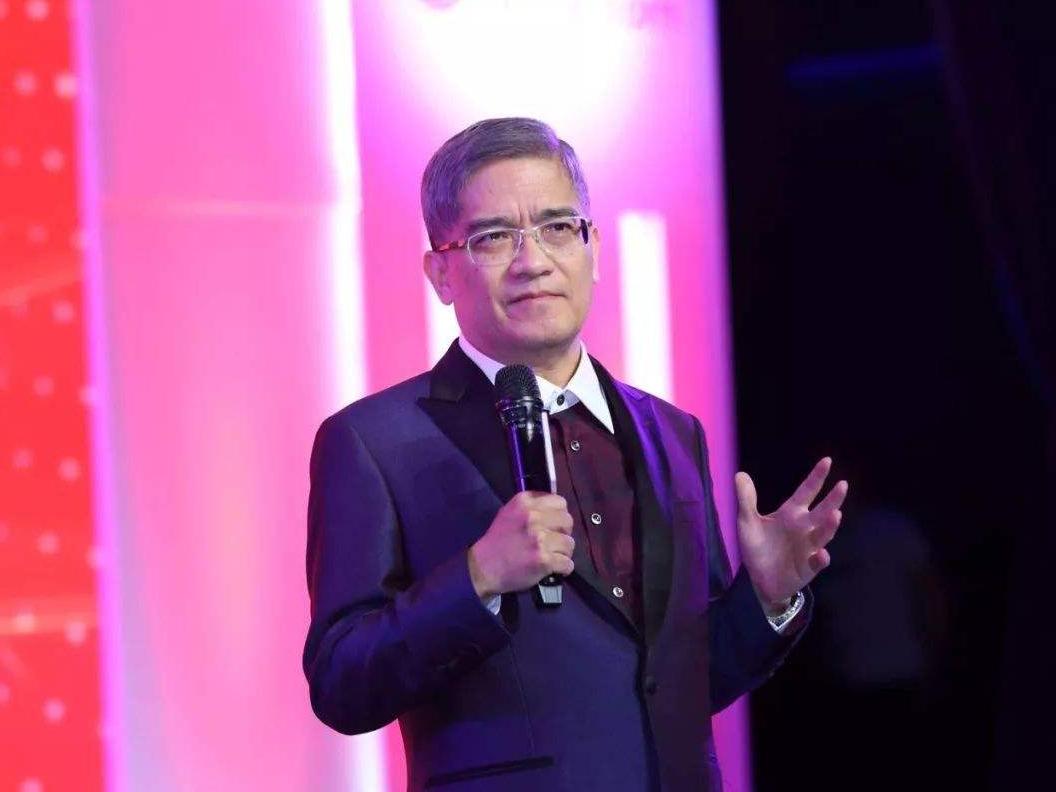 *咸平郎**：*养包**小31岁空姐，联合妻子夺回两套房，还要900万赔偿