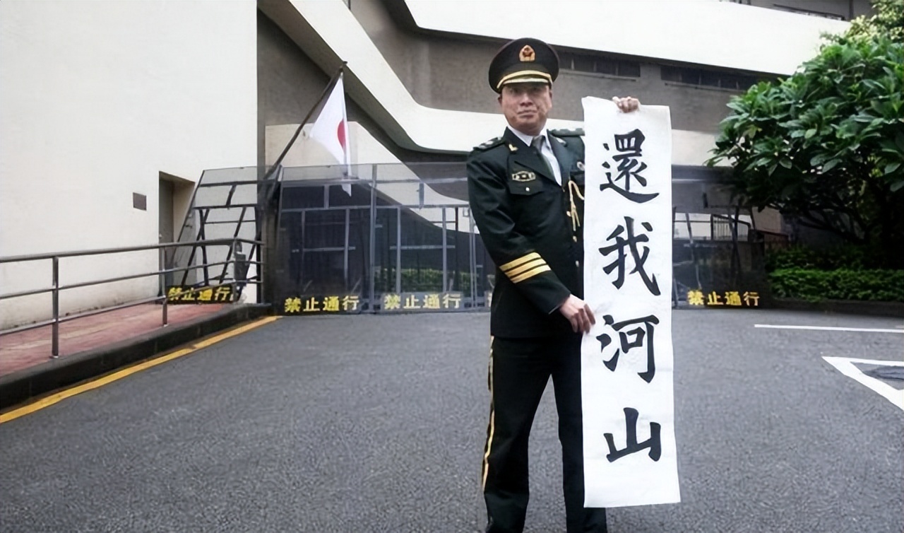 火烧靖国神社中三观正的日本小伙,中国小伙火烧日本靖国寺
