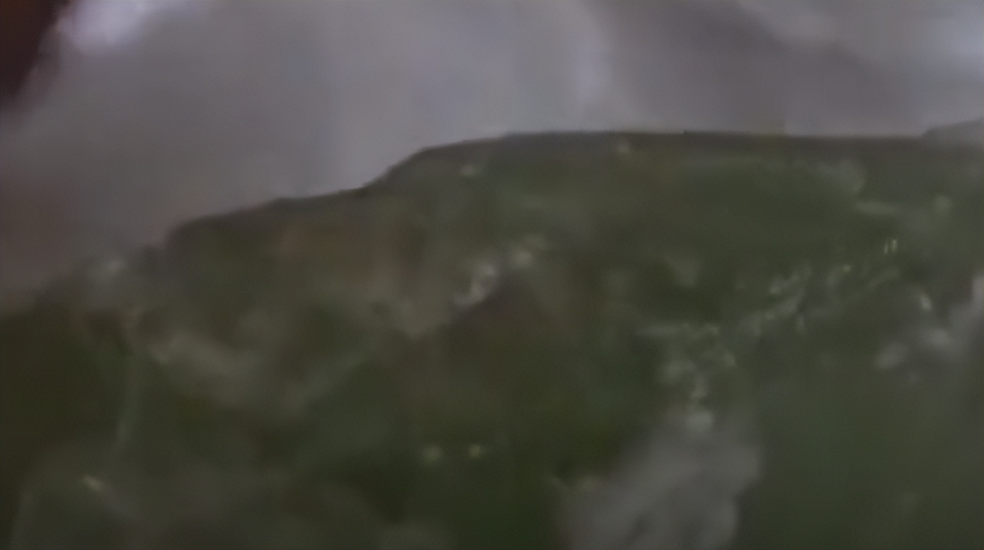 河南老汉600元买来发光水晶，深夜发出强光，专家称萤石夜明珠