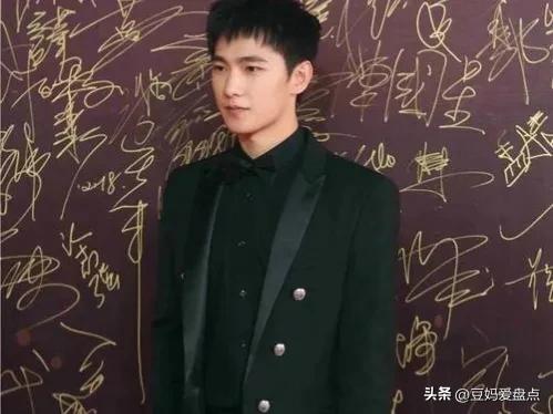 杨洋全黑造型亮相稳重优雅,杨洋从校草的蜕变