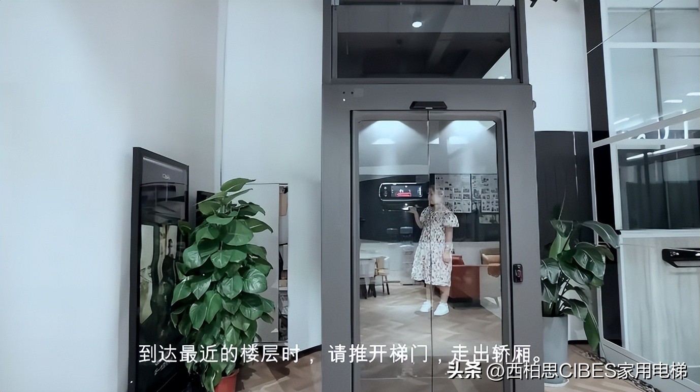 乘坐电梯时突然停电被困,在坐电梯中突然停电