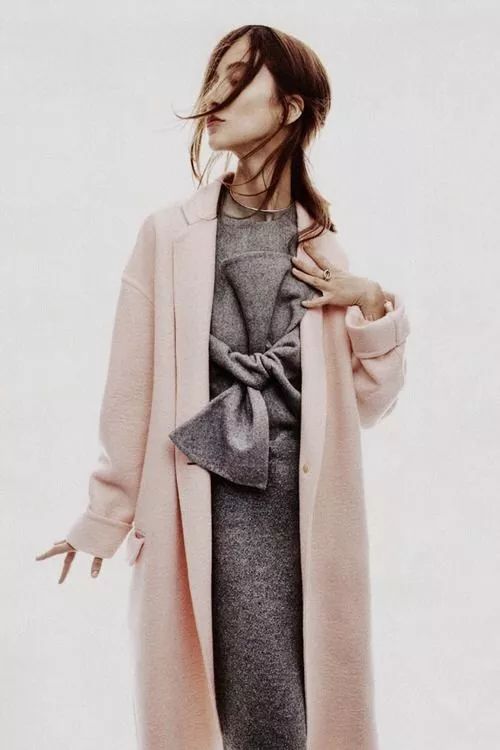 粉色大衣配灰色内搭,粉色配灰色好看吗图片