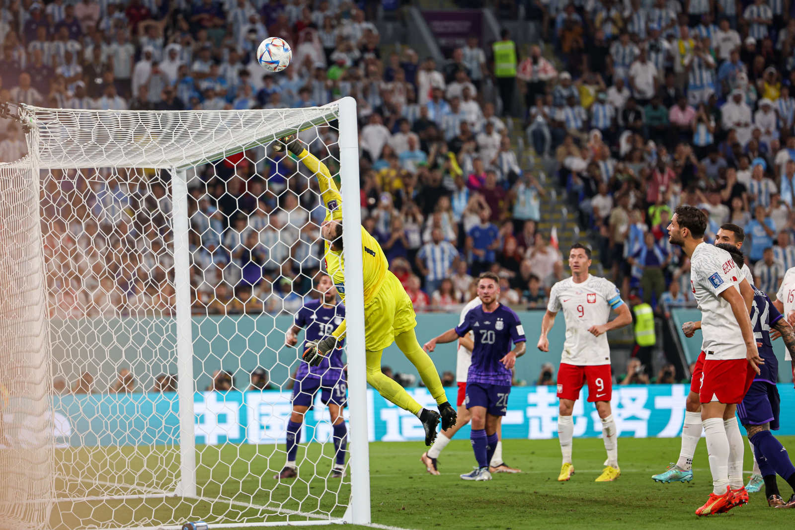 世界杯风头最劲门将，9次扑救+扑出梅西点球，打破多项神奇纪录