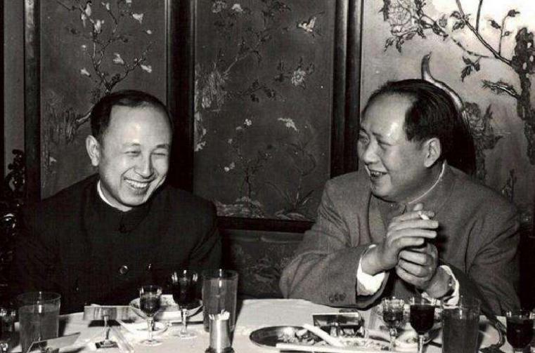 牛顿和爱因斯坦都有哪些成就,牛顿爱因斯坦两位最伟大的伟人