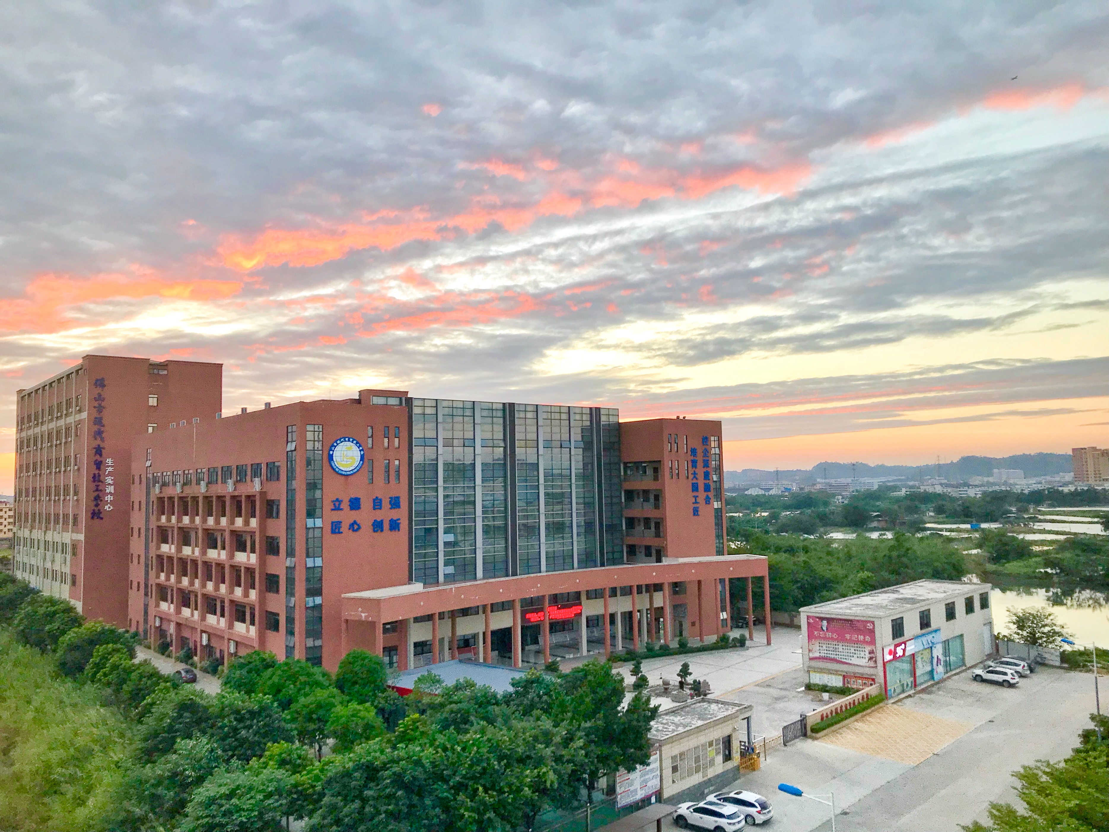初中毕业男学生学什么专业好就业,男孩初中毕业学什么专业更好就业