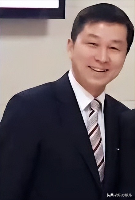 捧铁饭碗还是创业？51岁送外卖的前银行行长，给了我最好的答案