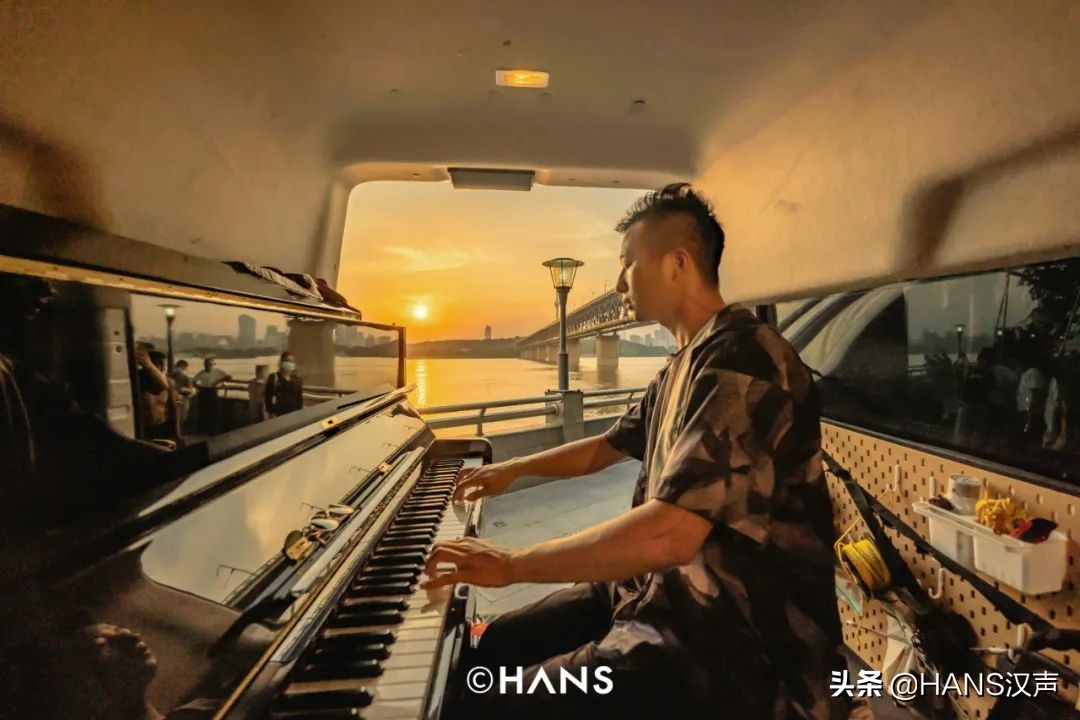 开着面包拖着钢琴，他弹遍武汉大街小巷