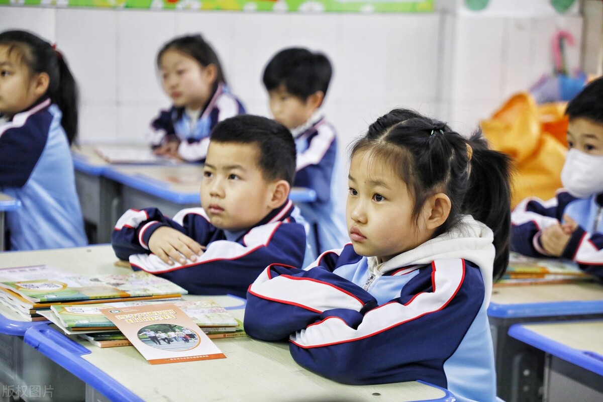 孩子成绩差总坐最后一排怎么办,孩子成绩差就应该永远坐最后吗