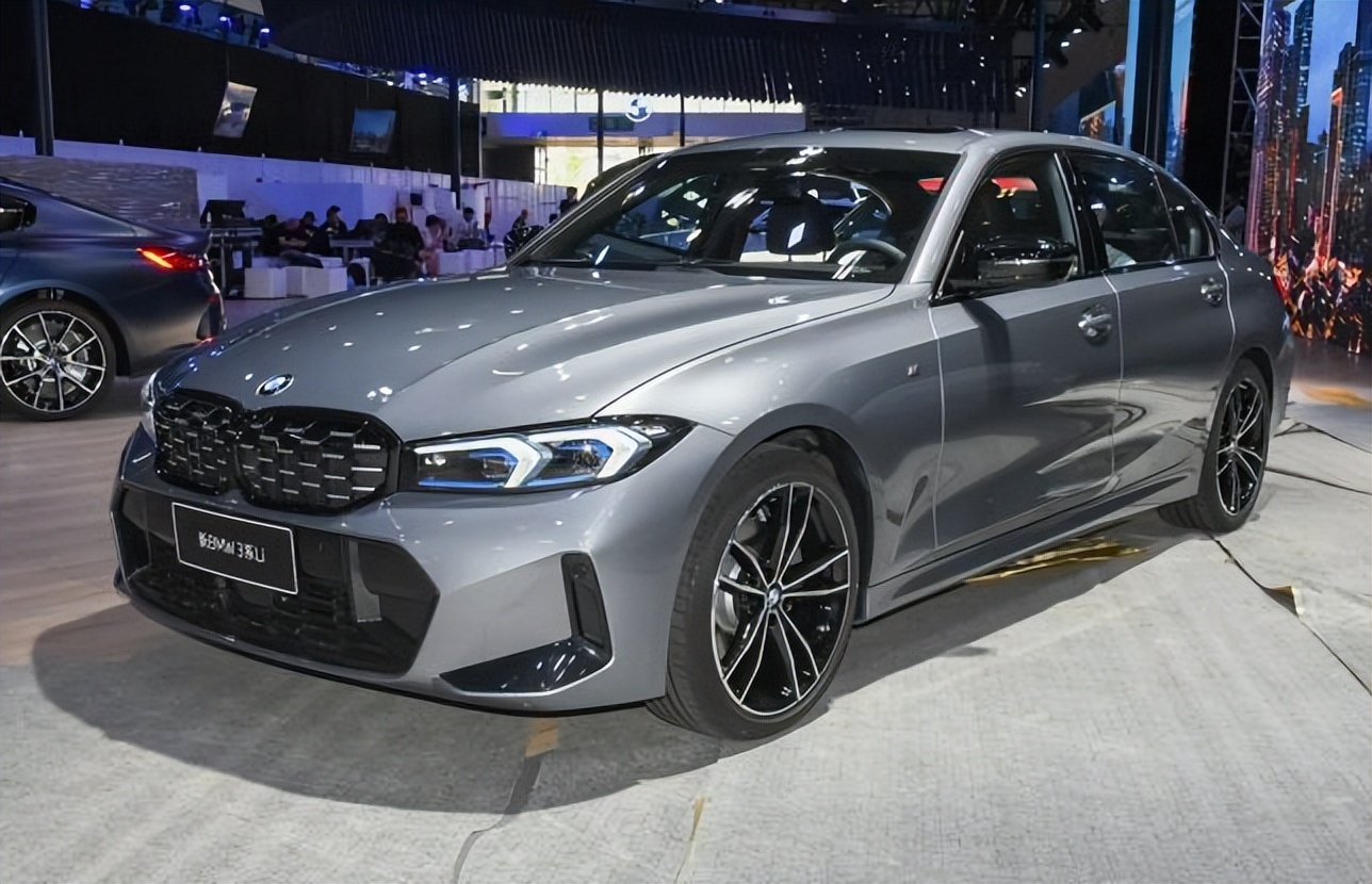 24款宝马新3系耀夜,宝马3系4s店更新