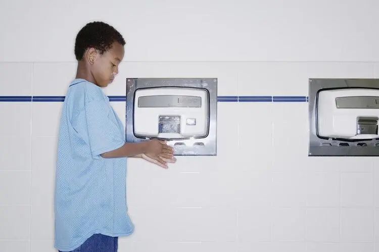 公共厕所门下为什么有缝,公共厕所门下为什么要空一截