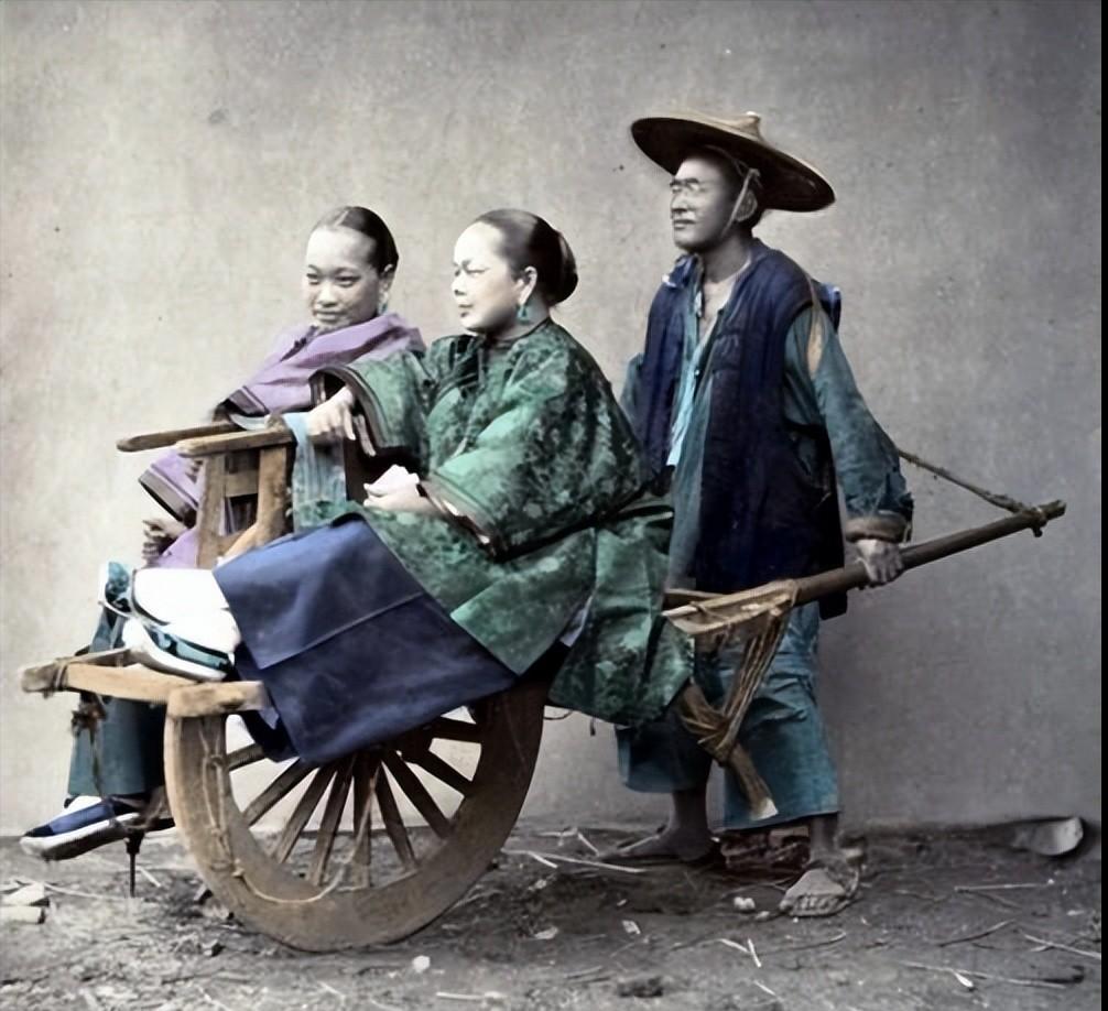 珍贵照片，日军*杀屠**老百姓强奸妇女，用刀剖开肚子，看看多残忍