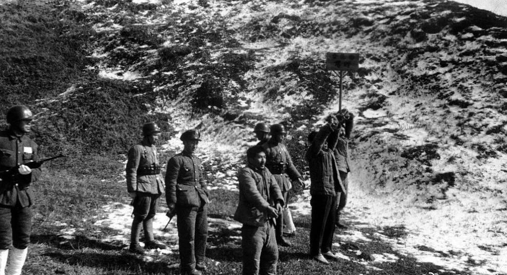 日军侵华兽行,日军当着国军的面杀俘虏