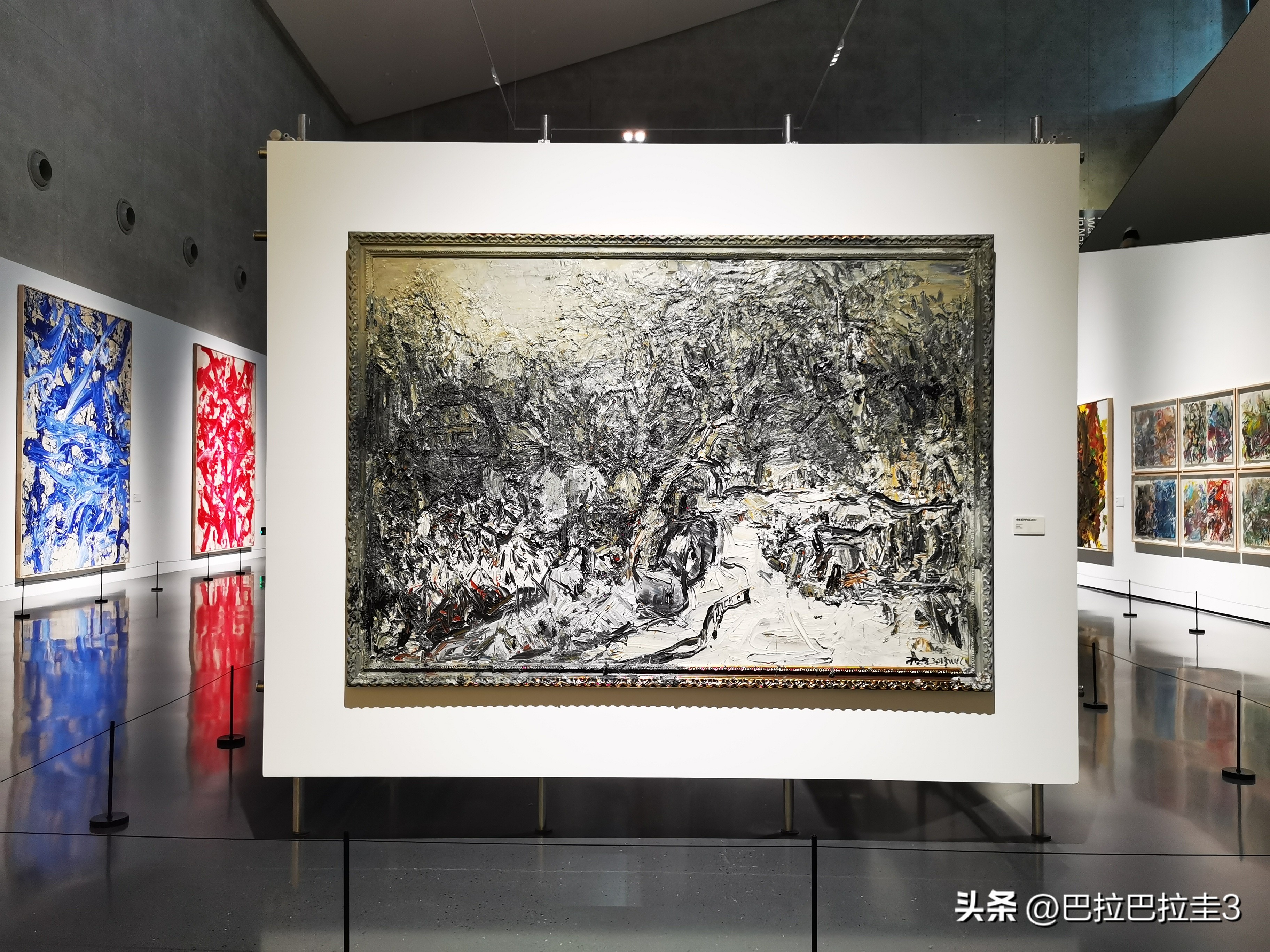 用脚画画的日本艺术家,一个小画家手拿画笔绘画