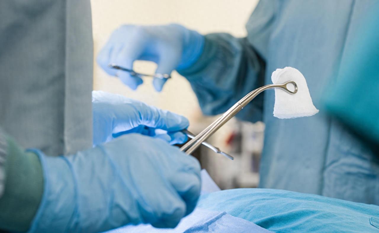 女子身上长虫医生拿镊子治疗,女子体内有蜱虫被医生拿镊子拔出