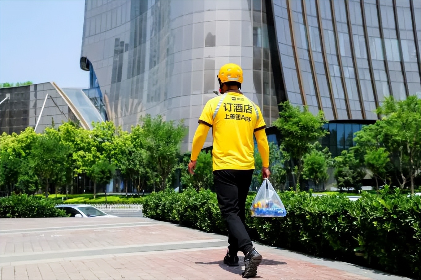 美团公布外卖员学历数据，本科生已达17万，宁可送货也不进厂吗？