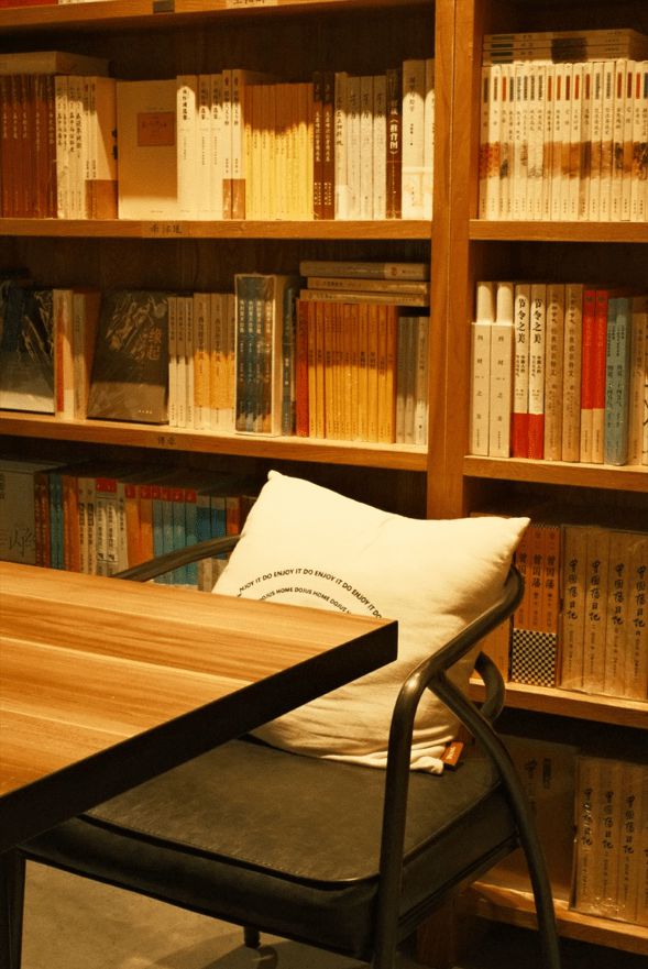 佛山70后老板打造300平书店弧形落地窗美翻了