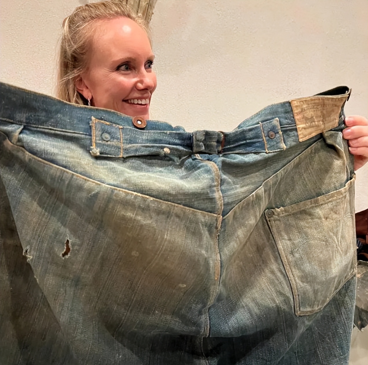 140年前标有*华反**口号的牛仔裤55万元售出，网友：欠中国一个道歉