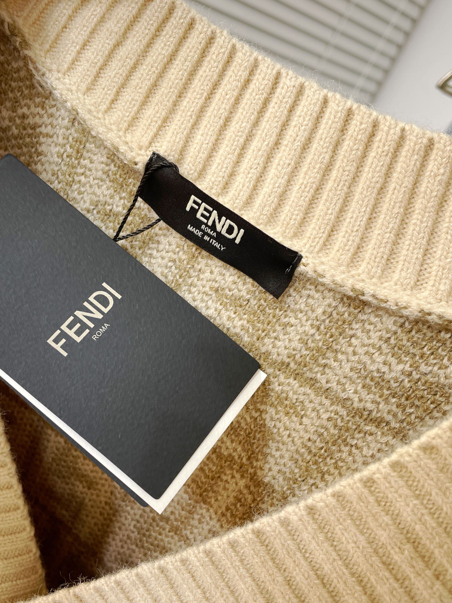 fendi芬迪限定款双f老花针织套装,fendi芬迪服装有什么特点