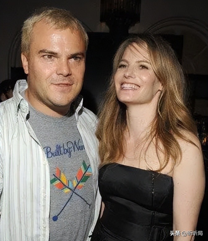 举行婚礼前期各种不顺利,新娘在婚礼仪式现场临阵反悔逃跑