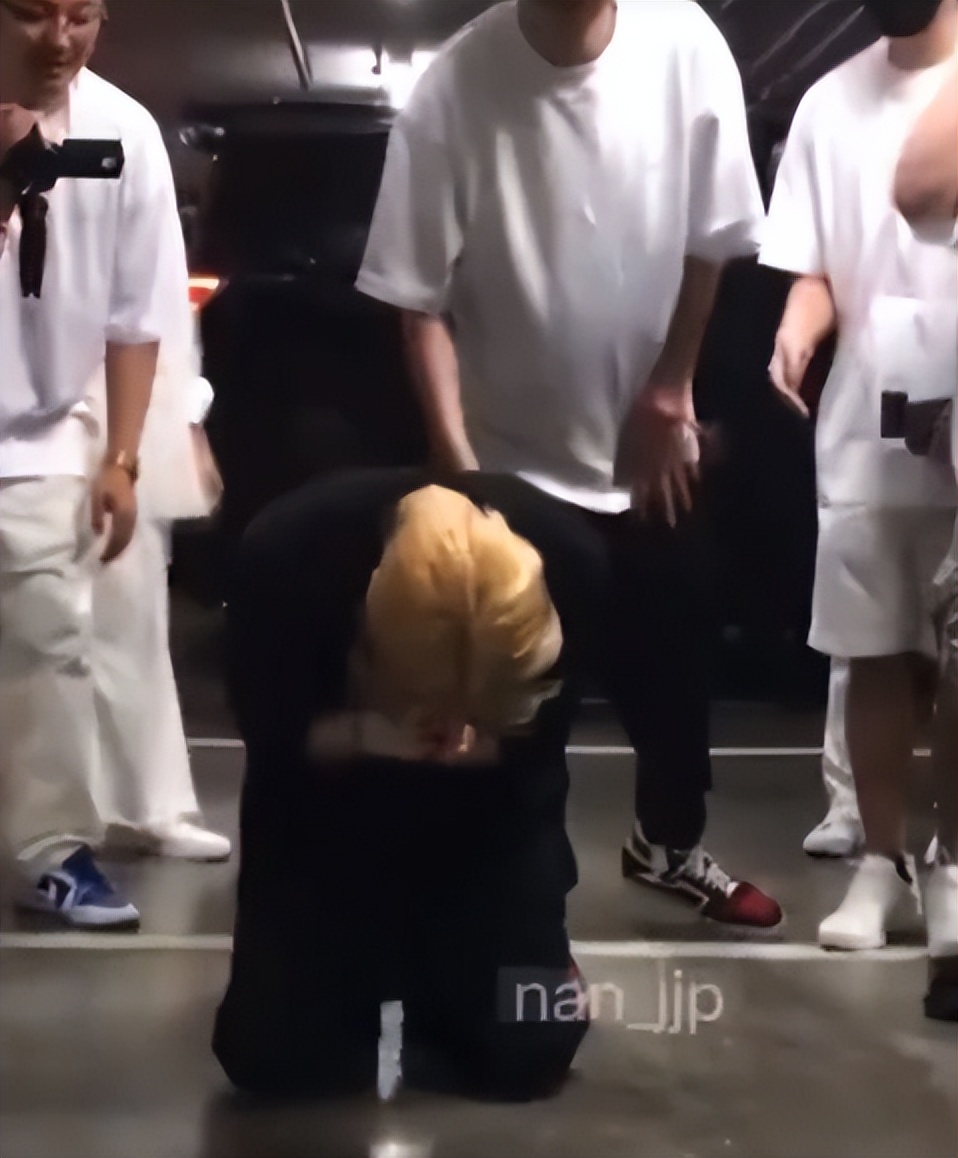 王嘉尔和高个子粉丝合影,王嘉尔为什么和那么多粉丝合影