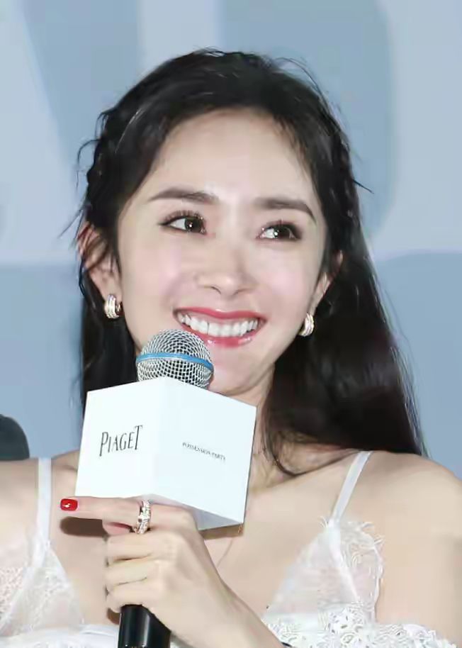 比“牙黄”更可怕的是“牙龈外露”，一笑就破功，很多明星都中招