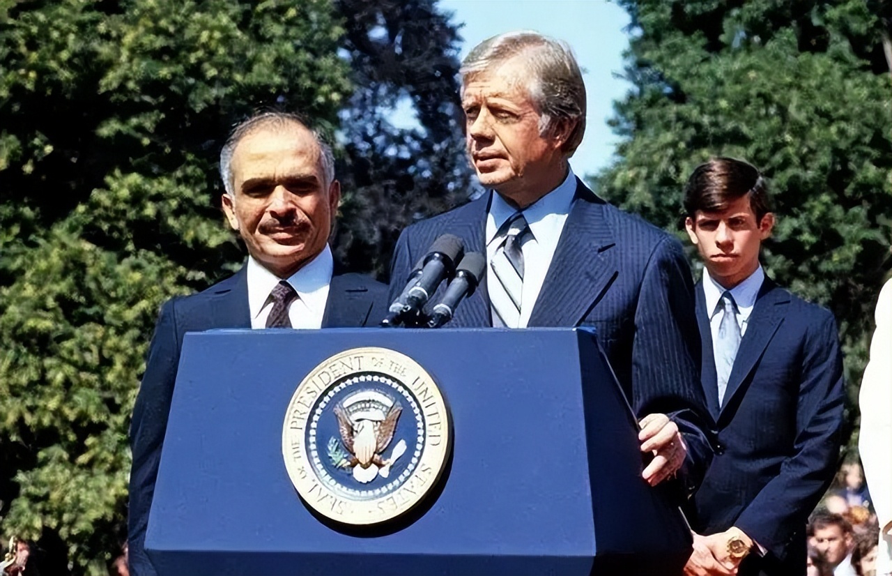 1977年美国务卿万斯访华碰了钉子，*小平邓**：干脆废约，撤军，断交