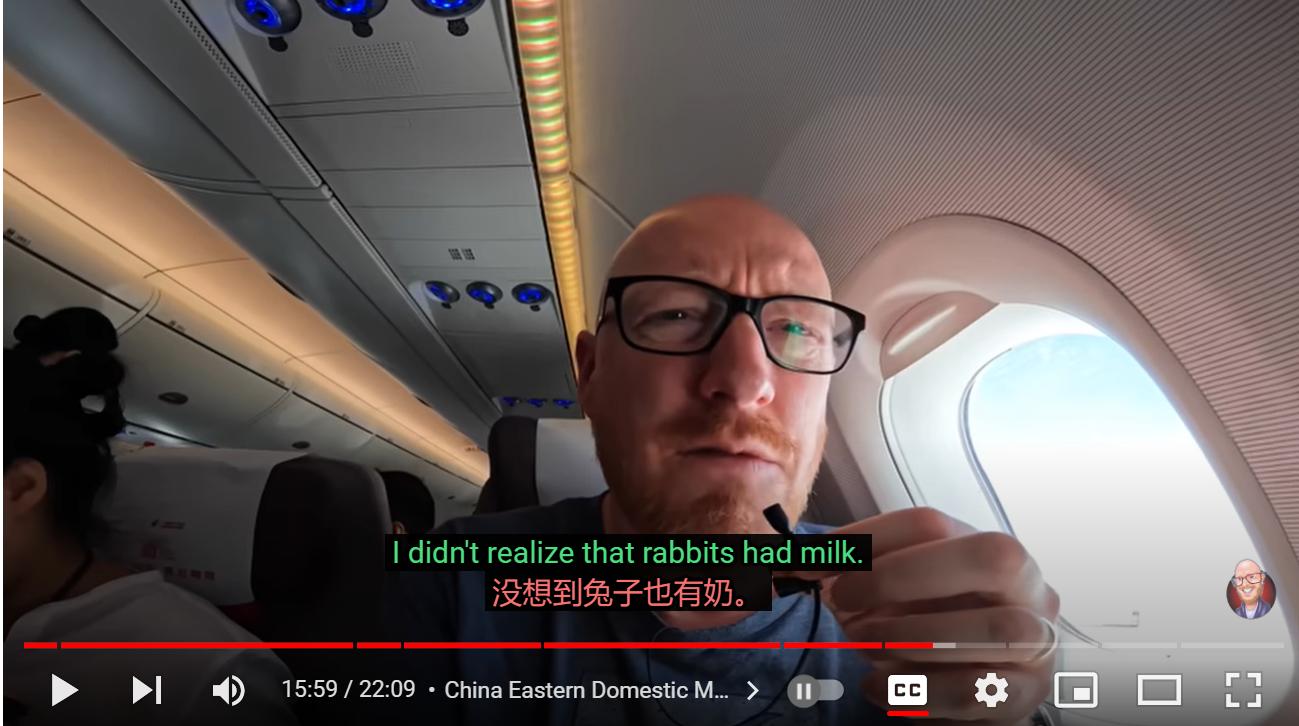 国外航空达人体验国产飞机C919,问:兔子也产奶吗,怎么给兔子挤奶