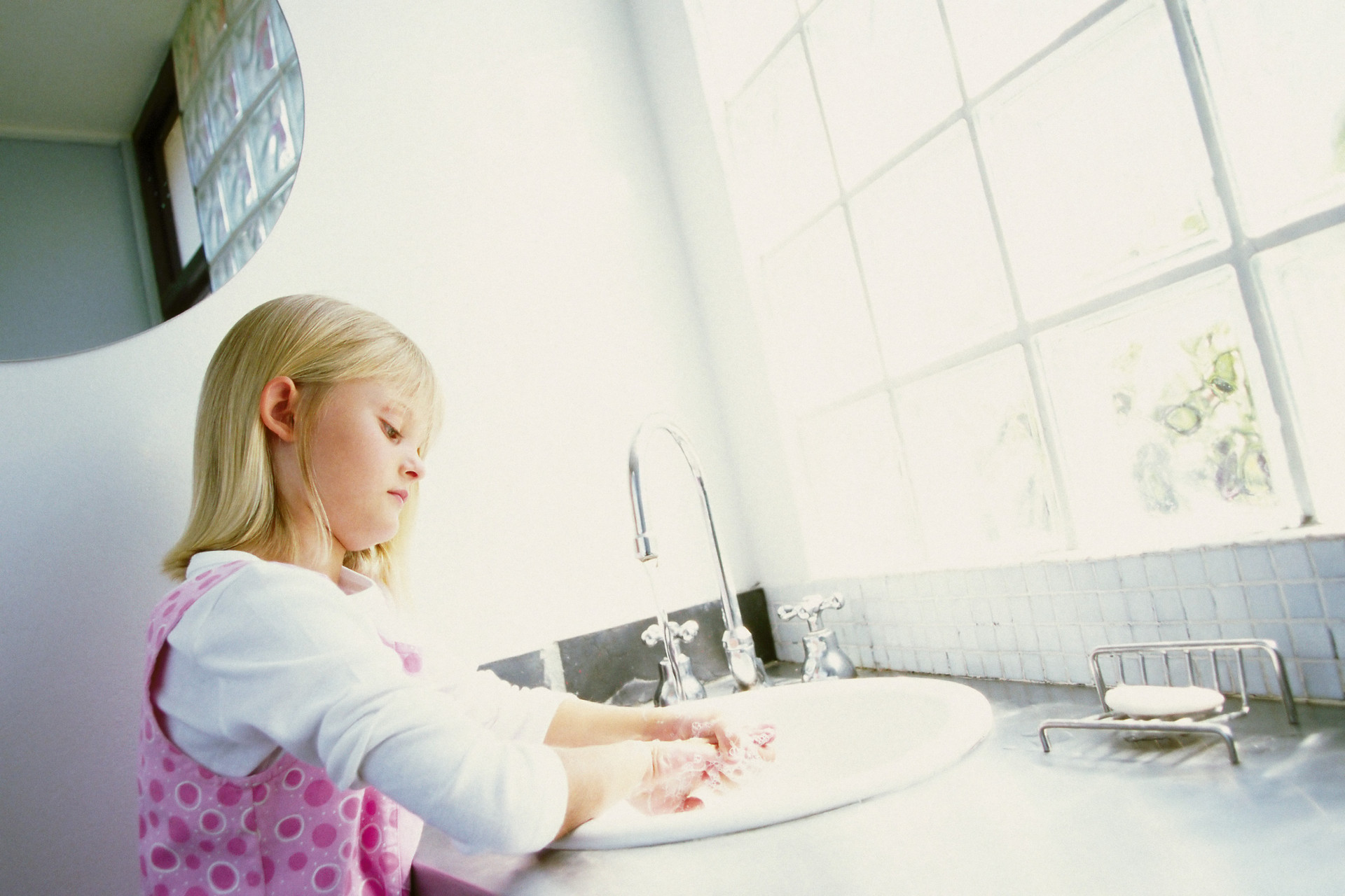 宝宝感染新冠怎么合理就医,小孩感染新冠家长要照顾吗