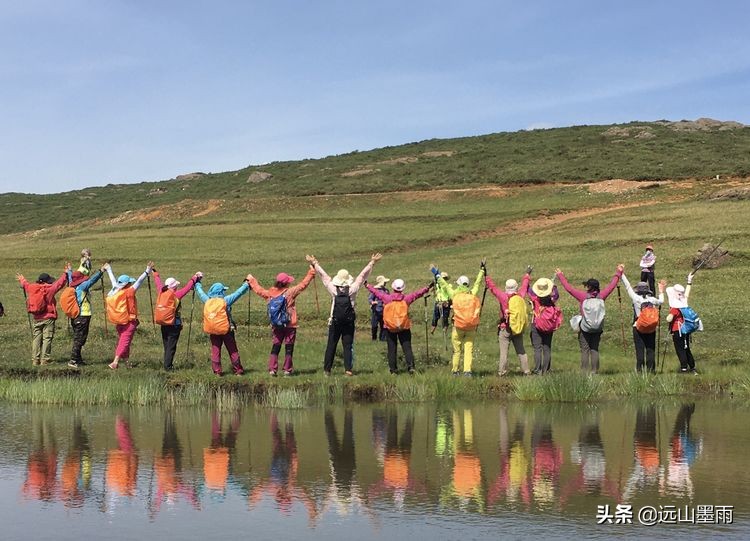 蓝天白云绿草间,蓝天白云草原绿草茵茵风景秀丽