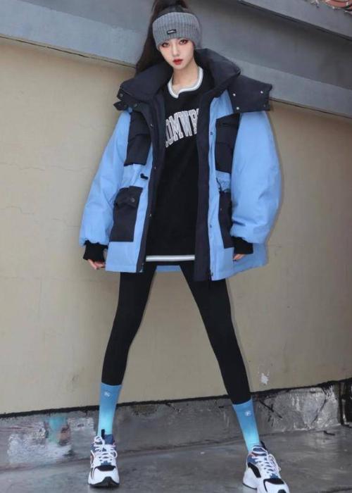 长款羽绒服鲨鱼裤老爹鞋,宽松羽绒服搭配鲨鱼裤老爹鞋