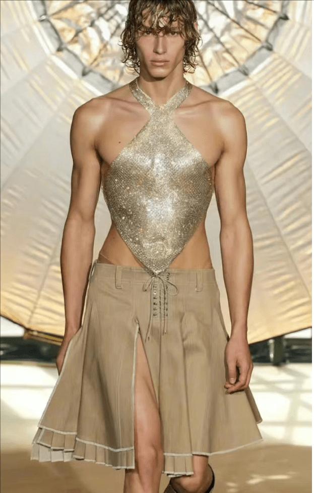 开裆裤，裸胸装，2023年高奢大秀一个比一个奇葩，暴露就是时尚？