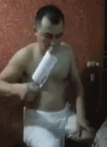 一哥们在殡仪馆守灵，闲着无聊，半夜用手机搜附近的人