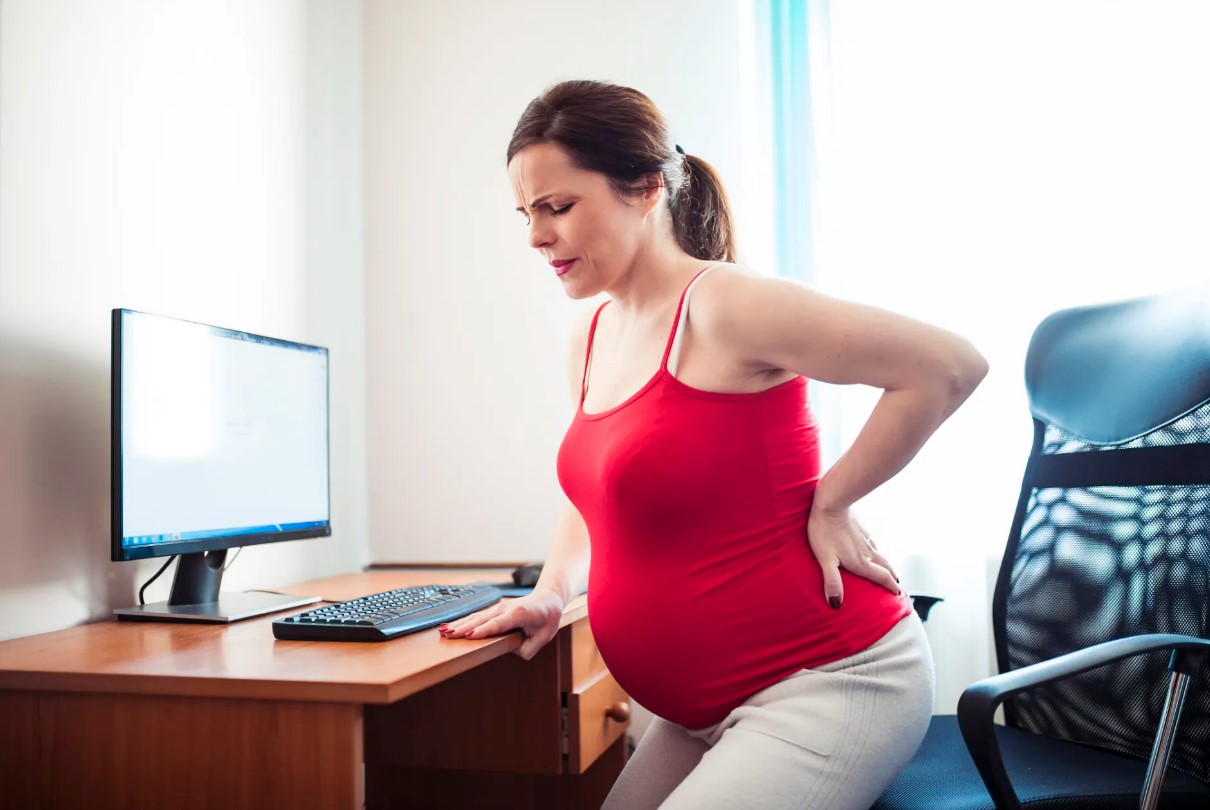 怀孕中期睡左边右边腰疼怎么办,怀孕中期腰疼是什么原因引起的