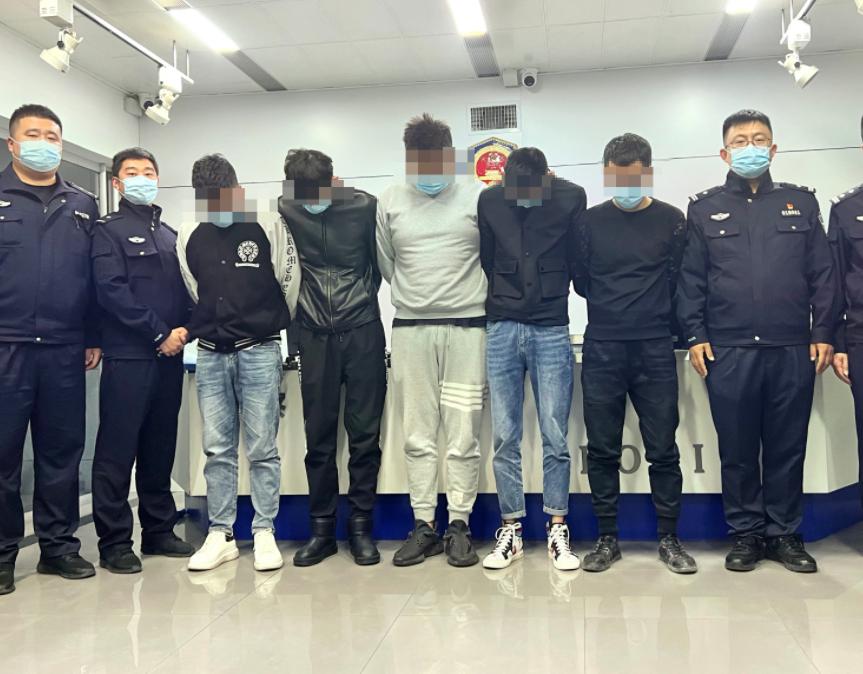 江苏“716”抢劫轮奸案，两名女性惨遭8人性侵，40名乘客无一反抗